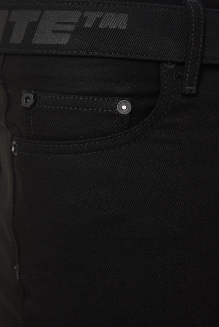بنطال جينز بحزام مستوحى من المناطق الصناعية